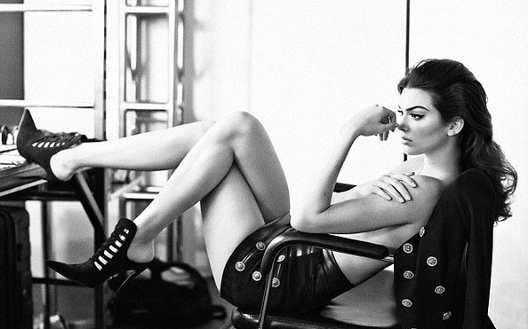 tỷ lệ kèo nhà cái 88 đẹp Kendall Jenner “ngực trần” trên tạp chí
