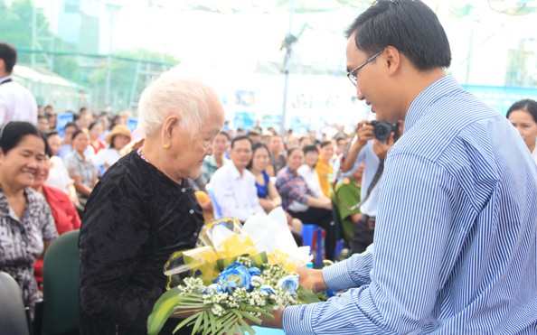 Xúc động lễ khai giảng dành cho mẹ