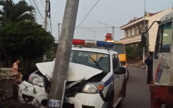 Truy đuổi 2 tên trộm chó, bóng đá tỷ lệ kèo nhà cái CSGT đâm vào cột điện