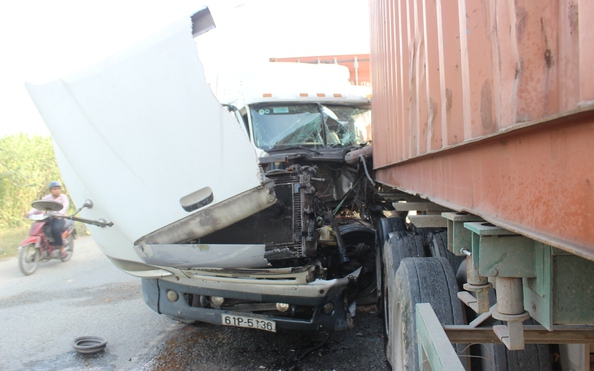 Xe container nát đầu vì húc tỷ lệ kèo nhà cáiau trên đường dẫn cao tốc