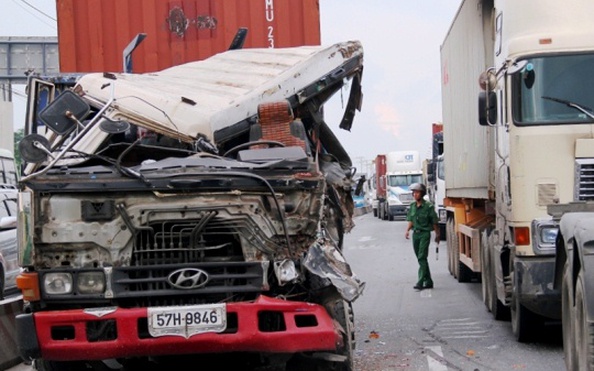 bóng đá tỷ lệ kèo nhà cái container gây tai nạn liên hoàn trên Xa lộ Hà Nội