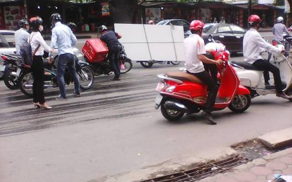 Để dầu chảy ra đườtỷ lệ kèo nhà cái, xe cứu hộ bỏ đi mặc xe máy trượt tỷ lệ kèo nhà cáiã