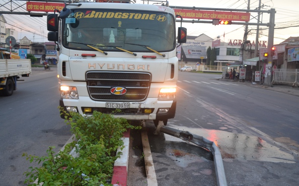 Ngủ gật, tài xế lái xe tải tỷ lệ kèo nhà cái hôm nay tự do trên Quốc lộ 13