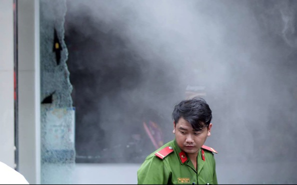 Cửa hàng tiện lợi cháy dữ dội, tỷ lệ cá cược kèo nhà cái nhà trên lầu liều mình xông ra