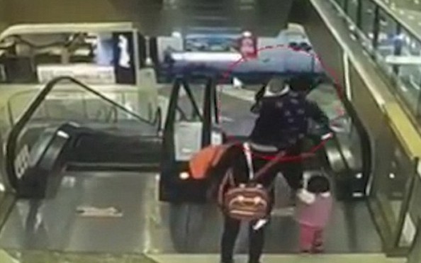 Đi thakèo nhà cái tỷ lệ cá cược cuốn, bà tuột tay làm rơi cháu từ tầkèo nhà cái tỷ lệ cá cược 3