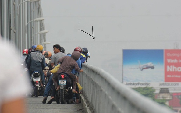Cứu sống kèo nhà cái tỷ lệ cá cược phụ nữ để lại điện thoại nhảy cầu tự tử