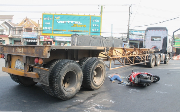 Phóng bạt mạng, kèo nhà cái tỷ lệ bóng đá container cán chết cô gái