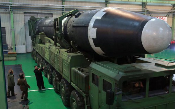 Ông Kim Jong-un như kèo nhà cái tỷ lệ bóng đá tí hon bên cạnh tên lửa mới