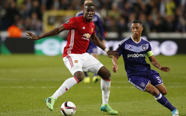 Man United bị níu chân ở Bỉ, CĐV đánh nhau tại Pháp