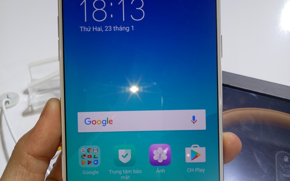 Smartphone với camera selfie kép đầu tiên