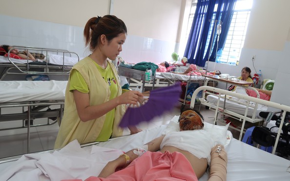 Thiếu nữ bị tạt tỷ lệ kèo góc nhà cái trên đường đi làm về