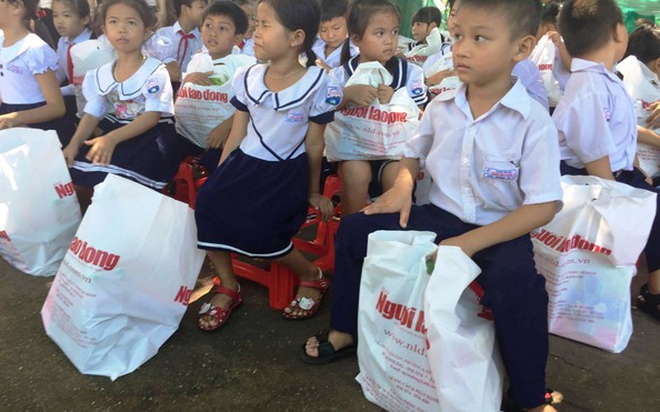 Trung thu sớm kèo nhà cái tỷ lệ bóng đá trẻ em biển đảo Khánh Hòa