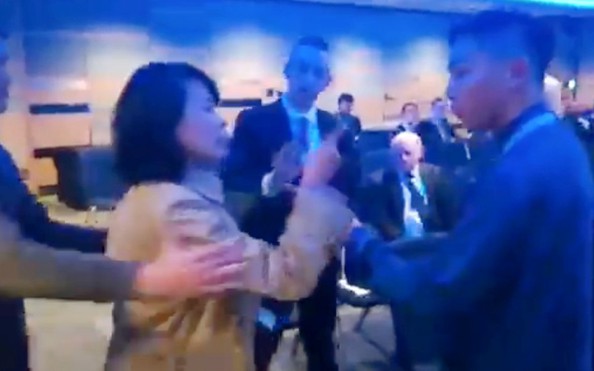 Nhà kèo nhà cái tỷ lệ cá cược Trung Quốc tát tình nguyện viên ở Anh