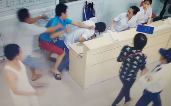 Đang lấy thông kèo nhà cái tỷ lệ cá cược bệnh nhân, một y sĩ ở Phú Quốc bị đánh