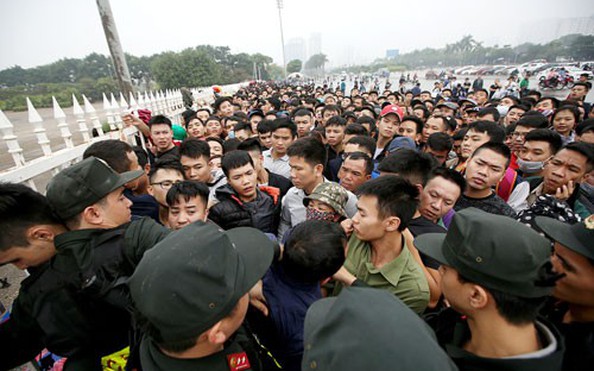 Đốt pháo sáng chỉ làm khó cho đội tuyển
