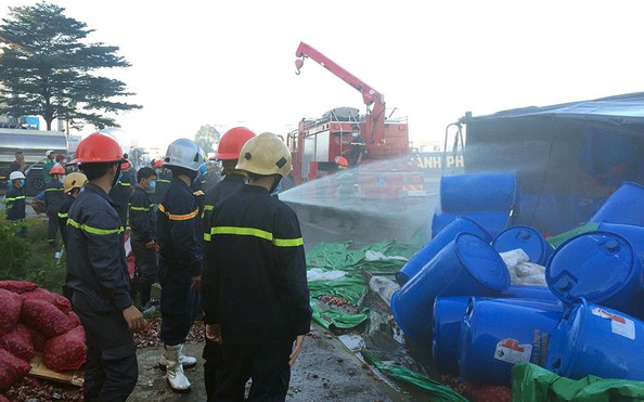 Lật xe, 34 tấn tỷ lệ kèo góc nhà cái chảy tràn ra đường, khói mù mịt