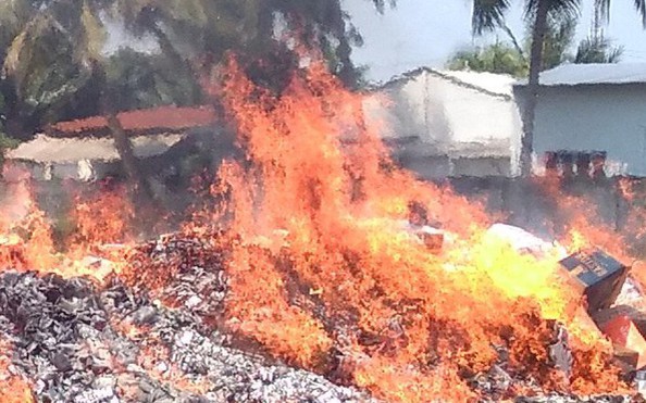 Hơn 50.000 sản phẩm quần tỷ lệ bóng đá kèo nhà cái, giày dép... nhái bị đốt ra tro