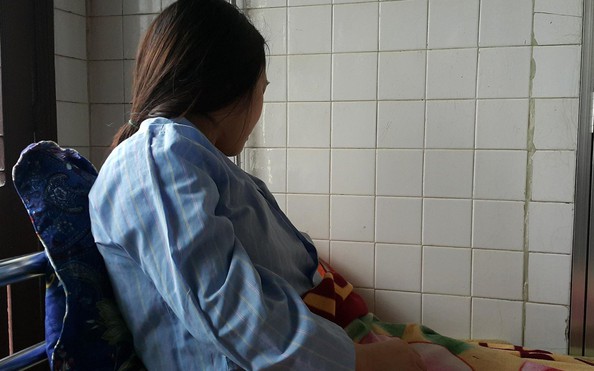 Cô kèo nhà cái tỷ lệ bóng đá bị bắt quỳ gối: "Tôi rất đau đớn!"