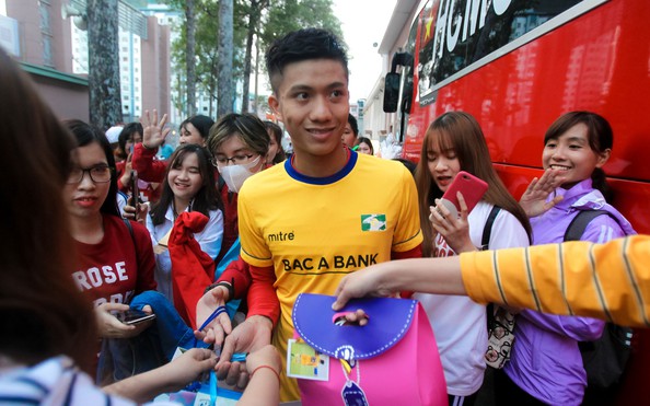 CĐV nữ vây kín sao U23 tỷ lệ bóng đá kèo nhà cái Nam ở sân Thống Nhất