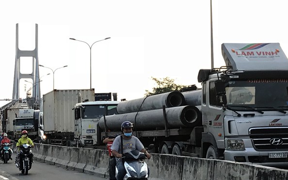 Sợ tốn dầu, tài xế tỷ lệ kèo nhà cái Container đậu dốc cầu Phú Mỹ để ngủ