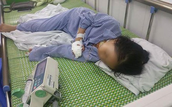 Chồng dùng dao tỷ lệ kèo góc nhà cái vợ cùng 2 cháu vợ