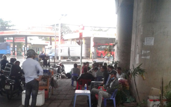 Hàng quán chiếm gầm cầu