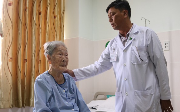 Điều trị thành công cho bà mẹ Việt Nam kèo nhà cái tỷ lệ cá cượch hùng 98 tuổi bị gãy xương đùi