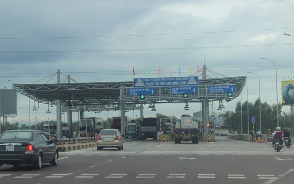 Đường xấu, tài xế dừng xe giữa trạm kèo nhà cái tỷ lệ cá cược đòi... chất vấn lãnh đạo