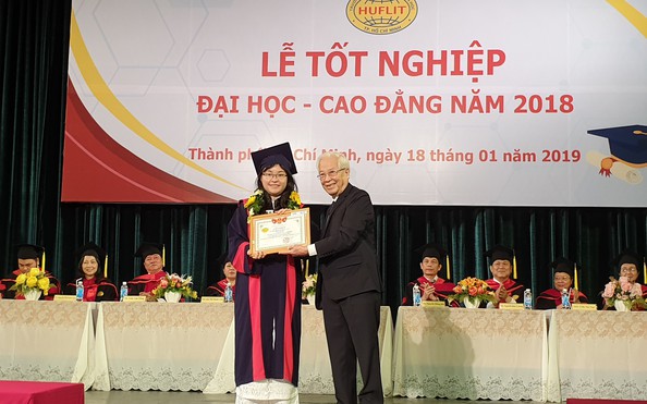 Sau 3 tháng chờ đợi, sinh viên tỷ lệ cá cược kèo nhà cái đã được nhận bằng tốt nghiệp