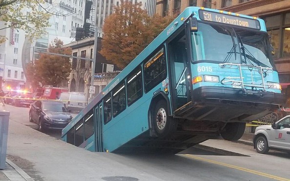 Xe buýt bị nuốt xuống hố tỷ lệ cá cược kèo nhà cái giữa trung tâm thành phố