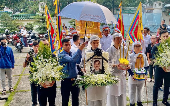 Đông đảo nghệ sĩ nghẹn ngào tiễn biệt NSND Thế Anh