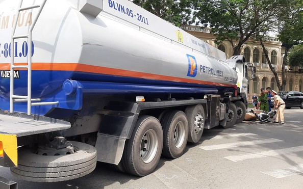 VIDEO: tỷ lệ kèo nhà cái malaysia chạy giờ cấm "nghiền" xe máy giữa trung tâm TP HCM