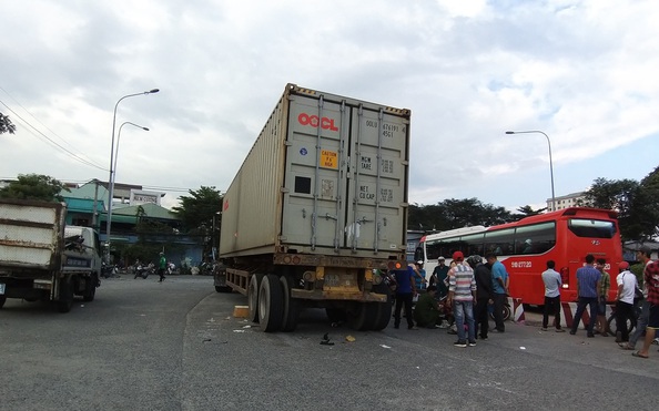 Vợ chết, chồng nguy kịch dưới gầm tỷ lệ kèo nhà cái 88 container ở cầu vượt Sóng Thần