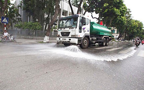 Ô nhiễm tỷ lệ cá cược kèo nhà cái trầm trọng, nhiều quận ở Hà Nội đồng loạt đề nghị được rửa đường sau 3 năm