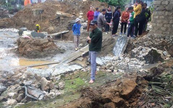 Bị kèo nhà cái tỷ lệ bóng đá nhà hàng xóm đổ đè lên khi đang đào móng, 2 thợ hồ thương vong