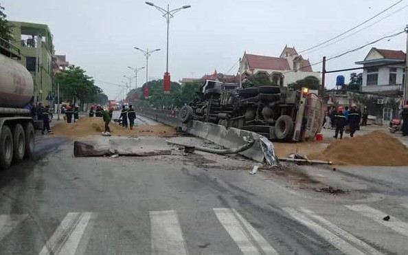 Lật tỷ lệ kèo nhà cái malaysia, xăng chảy lênh láng khiến giao thông trên Quốc lộ 1A tê liệt