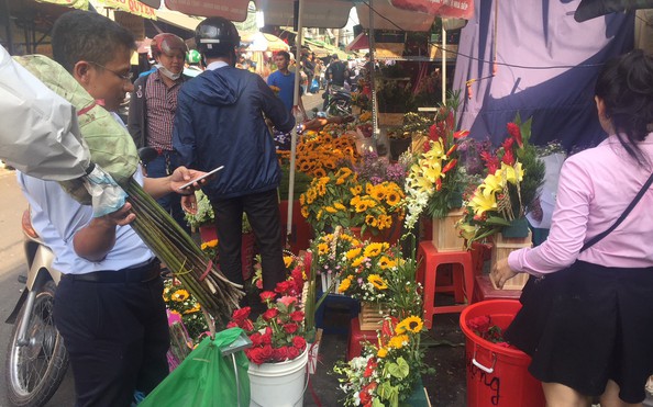 Chưa đến 8-3, giá tỷ lệ kèo nhà cái malaysia hồng ở TP HCM đã tăng chóng mặt