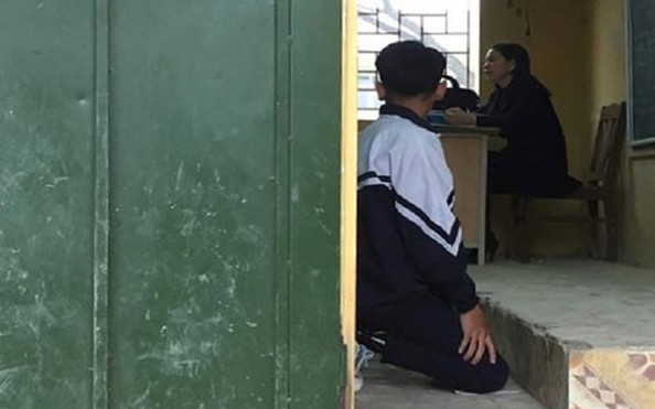 Phạt học kèo nhà cái tỷ lệ bóng đá quỳ gối: Dạy hay làm nhục?
