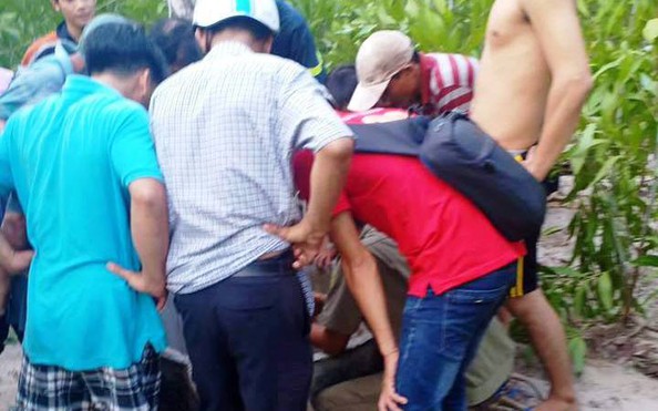 Một thanh niên nhảy xuống giếng cầm dao tự tỷ lệ kèo góc nhà cái