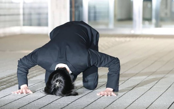 Ca sĩ Nhật Bản quỳ xin lỗi bóng đá tỷ lệ kèo nhà cái hâm mộ