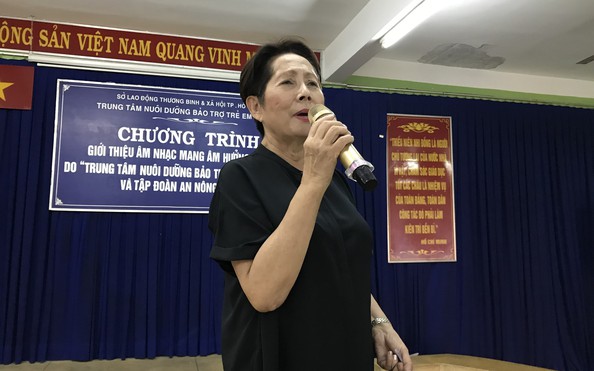Nữ danh kèo nhà cái tỷ lệ bóng đá Phương Dung rơi nước mắt khi thăm trẻ mồ côi