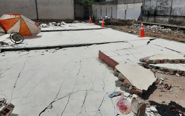 Tránh nắng dưới bức tường lớn, 2 bóng đá tỷ lệ kèo nhà cái bị đè chết thương tâm