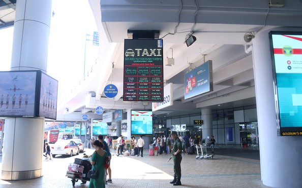 "Cò" taxi dù nhổ nước bọt vào nhân viên an ninh sân bay rồi lăn ra ăn vạ