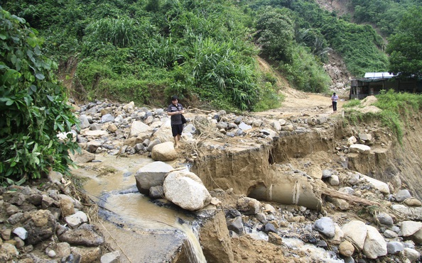 Sử dụng máy bay chuyển hàng cứu trợ cho tỷ lệ cá cược kèo nhà cái dân bị cô lập các xã ở Phước Sơn