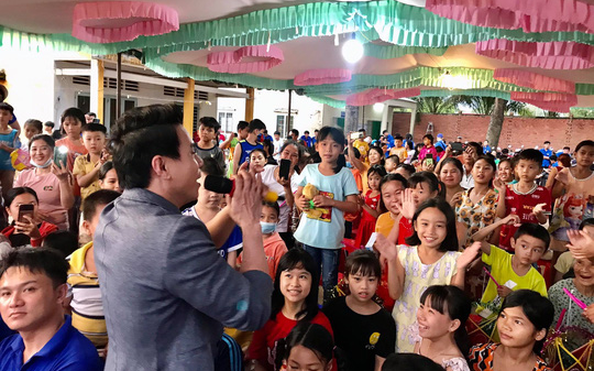 Trí Quang cùng gia đình tỷ lệ bóng đá kèo nhà cái sĩ Bắc Sơn đến với lớp học xóa mù chữ vùng sâu