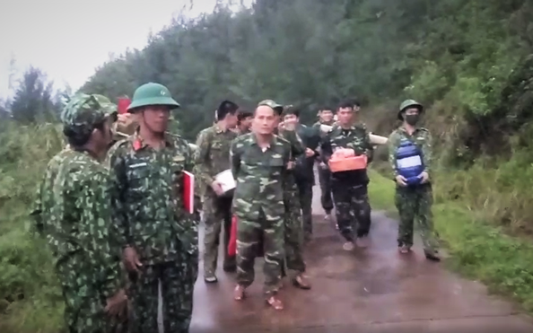 CLIP: Biên phòng cùng tỷ lệ bóng đá kèo nhà cái dân trên đảo Cồn Cỏ xuống hầm tránh bão số 13