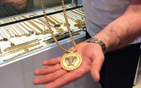 Sử dụng cần câu để đátỷ lệ kèo nhà cái cắp vòng cổ Versace
