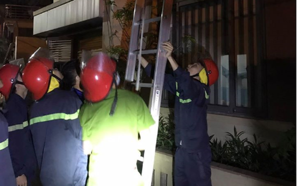 Phá cửa cuốn, cứu 4 tỷ lệ kèo nhà cái 88 mắc kẹt trong đám cháy