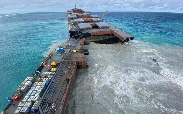 Tàu tỷ lệ bóng đá kèo nhà cái mắc cạn bị xẻ làm đôi, "thiên đường" Mauritis than khóc