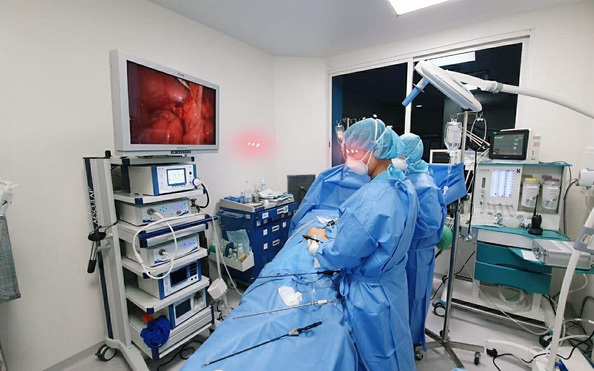 tỷ lệ kèo góc nhà cái: Mặc đồ chống dịch mổ cấp cứu ca bệnh đang cách ly Covid-19